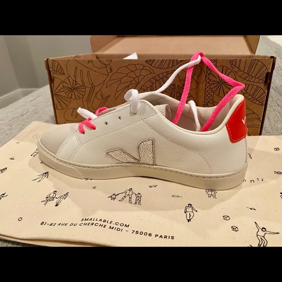 Veja sneakers size 5 in big kids. Fits like a women’s 6 Never worn Still in box. - Picture 3 of 6
